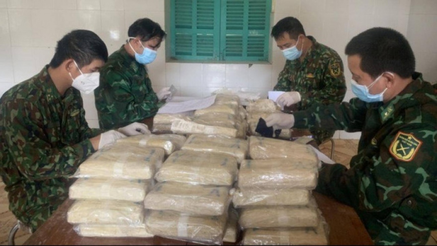 Hai người Lào vận chuyển hơn 300.000 viên ma túy qua biên giới Việt Nam